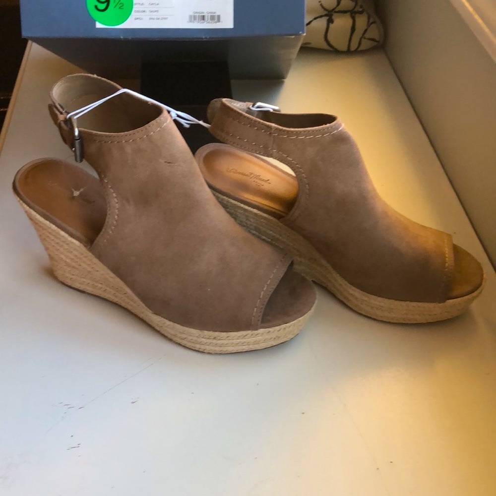 NWT Universal Thread taupe faux suede 4 inch espadrille wedge sandals - Picture 3 of 7